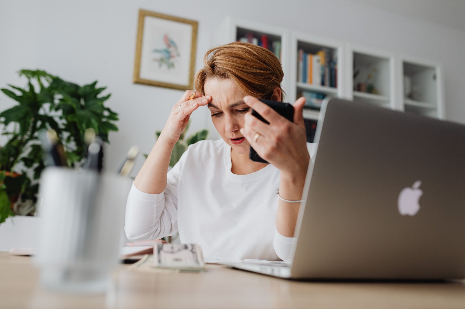 Mujer trabajando desde casa
